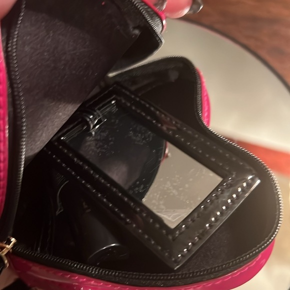 YSL - SAINT LAURENT Beaute Heart Pouch w/Mirror Set - Picture 5 of 9